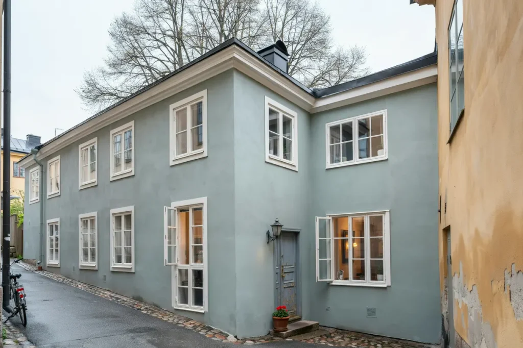 fasadm lning och f nsterrenovering p g rdshus i birkastan